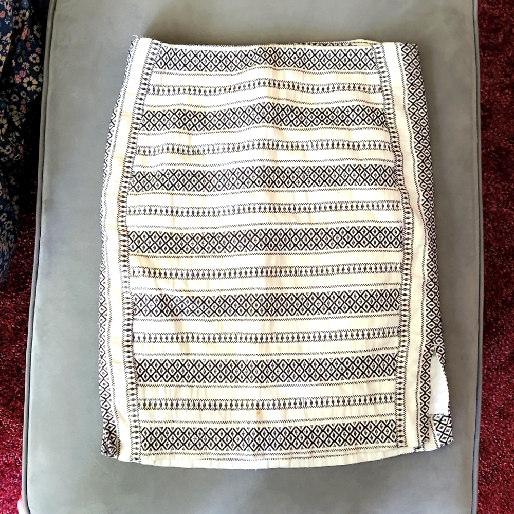 5/$25 Embroidered pencil skirt